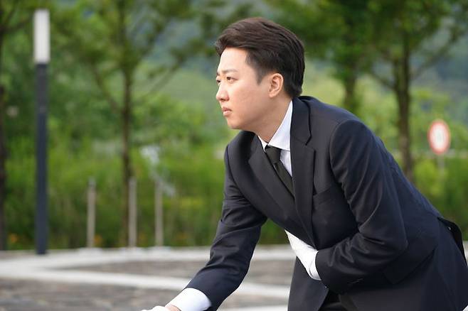 [서울=뉴시스] 고승민 기자 = 이준석 개혁신당 대선 후보가 23일 경남 김해 노무현 전 대통령 묘소를 참배하고 있다. (사진=개혁신당 제공) 2025.05.23. photo@newsis.com *재판매 및 DB 금지