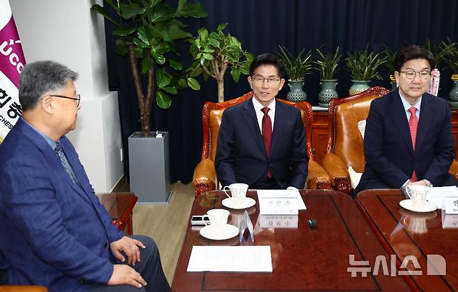 [서울=뉴시스] 고승민 기자 = 김문수 국민의힘 대선 후보가 19일 서울 종로구 한국기독교회관을 방문, 김종혁 한국교회총연합 대표회장 등과 협약식 전 차담을 하고 있다. (공동취재) 2025.05.19. photo@newsis.com