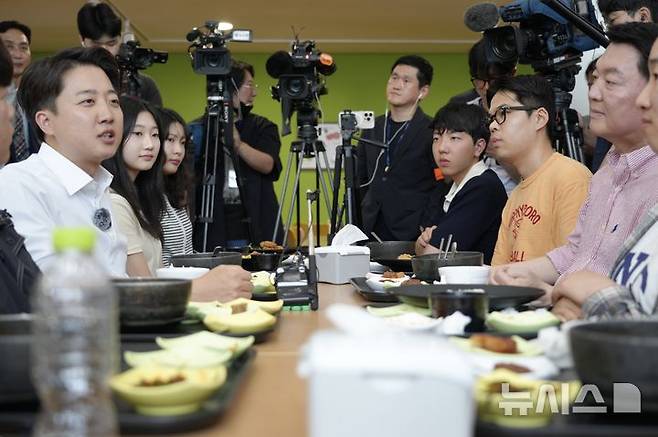 [성남=뉴시스] 조성봉 기자= 이준석 개혁신당 대선 후보와 안철수 국민의힘 의원이 21일 경기 성남시 수정구 가천대학교 글로벌캠퍼스 학생식당에서 학생들과 점심 식사를 하며 대화를 하고 있다. (사진=이준석 캠프 제공) 2025.05.21. photo@newsis.com