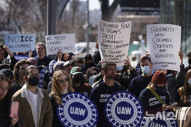 [워싱턴=AP/뉴시스] 지난 3월 14일(현지 시간) 미국 뉴욕 맨해튼의 컬럼비아대에서 팔레스타인 졸업생 구금 등에 항의하는 시위가 진행되는 모습. 2025.05.23.