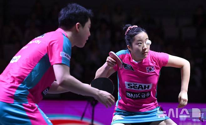 [도하(카타르)=뉴시스] 사진공동취재단 = 임종훈, 신유빈이 22일 카타르 도하 루사일 아레나에서 열린 2025 국제탁구연맹(ITTF) 세계선수권대회 혼합복식 8강 대만 린윈주, 정이칭과 경기를 펼치고 있다. 2025.05.22. photo@newsis.com