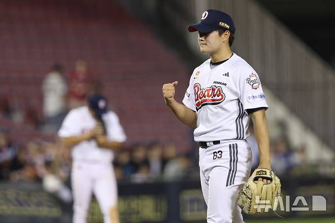 [서울=뉴시스] 프로야구 두산 베어스 김택연이 22일 서울 잠실구장에서 열린 2025 신한 쏠뱅크 KBO리그 SSG랜더스와의 경기에 9회 등판해 아웃카운트를 잡은 뒤 주먹을 쥐고 있다. (사진=두산 베어스 제공) 2025.05.22.