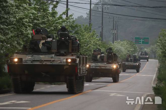 [양주=뉴시스] 육군 8기동사단 소속의 K21 장갑차들이 훈련지역으로 기동하고 있다. (사진=육군 8기동사단 제공) 2025.05.23 photo@newsis.com