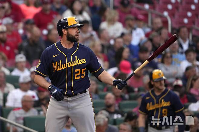 [세인트루이스=AP/뉴시스] 메이저리그 밀워키 브루어스 시절 다린 러프. 2023.05.17.