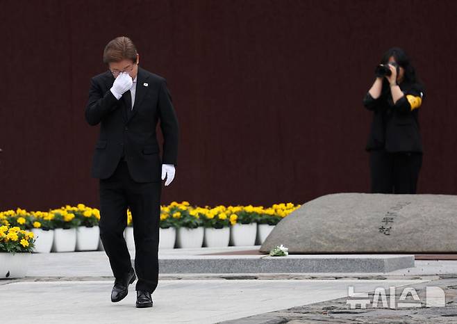 [김해=뉴시스] 조성우 기자 = 이재명 더불어민주당 대선후보가 고 노무현 전 대통령 16주기인 23일 경남 김해시 진영읍 봉하마을을 찾아 노 전 대통령의 묘역을 참배한 뒤 눈물을 훔치고 있다. 2025.05.23. xconfind@newsis.com