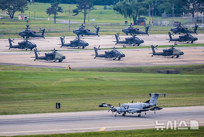 [평택=뉴시스] 정병혁 기자 = 23일 경기 평택시 캠프 험프리스에서 RC-12X 가드레일 정찰기가 이륙하고 있다. 도널드 트럼프 미국 행정부가 주한미군 수천명을 감축하는 방안을 논의 중이라고 현지언론이 보도했다. 월스트리트저널(WSJ)은 "미 국방부가 개발 중인 선택지는 약 4500명의 병력을 철수해 괌을 포함한 인도태평양 내 다른 지역으로 이동하는 것"이라며 "이러한 아이디어는 트럼프 대통령이 북한과의 거래에 대한 비공식 정책 검토의 일환으로 고려할 수 있도록 준비되고 있다"고 소식통들을 인용해 설명했다. 2025.05.23. jhope@newsis.com