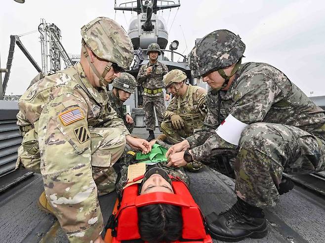 [서울=뉴시스] 한미연합군사령부(연합사)는 22일 연평도와 경기 평택 일대에서 한·미 양국 11개 부대가 참가한 가운데 연합의무지원 야외기동훈련(FTX)을 진행했다고 밝혔다.연합사가 진행한 연합·합동 의무지원훈련 중 한미 장병이 고속정에서 후송을 위해 척추부상을 입은 해병대 장병을 들것에 고정시키고 있다. (사진=한미연합군사령부 제공) 2025.05.22. photo@newsis.com *재판매 및 DB 금지