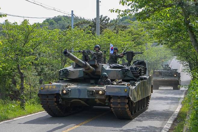 [서울=뉴시스] 서북도서방위사령부는 지난 21일부터 23일까지 백령도와 연평도 등 서북도서 일대에서 서북도서의 군사대비태세를 유지하고, 합동작전 수행능력을 향상하기 위해 2025년 전반기 합동도서방어훈련을 실시했다.사진은 21일 해병대 연평부대 전차가 합동도서방어훈련 간 기동훈련을 하고 있다. (사진=해병대사령부 제공) 2025.05.23. photo@newsis.com *재판매 및 DB 금지