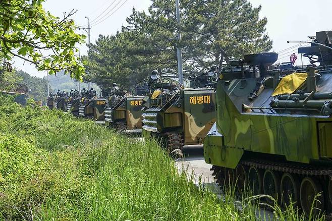 [서울=뉴시스] 서북도서방위사령부는 지난 21일부터 23일까지 백령도와 연평도 등 서북도서 일대에서 서북도서의 군사대비태세를 유지하고, 합동작전 수행능력을 향상하기 위해 2025년 전반기 합동도서방어훈련을 실시했다.사진은 22일 해병대 2사단 KAAV가 합동도서방어훈련 간 백령도 지역에 해상 증원을 위한 상륙 이후 기동하고 있다. (사진=해병대사령부 제공) 2025.05.23. photo@newsis.com *재판매 및 DB 금지