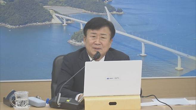 [여수=뉴시스] 정기명 여수시장이 23일 주간회의 도중 공직자의 일탈행위에 대해 엄중 경고 하고 있다. (사진=여수시 제공) 2025.05.23. photo@newsis.com *재판매 및 DB 금지