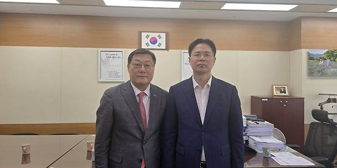 [합천=뉴시스] 합천군수 세종방문 (좌) 김윤철 합천군수 (우) 농림축산식품부 강형석 농업혁신정책실장 (사진=합천군 제공) 2025. 05. 23. photo@newsis.com *재판매 및 DB 금지