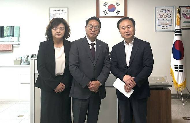 [청주=뉴시스] 왼쪽부터 고 김재현씨 부모 윤병숙, 김태기씨 부부와 충북예고 하태복 교장. (사진=충북교육청 제공) photo@newsis.com *재판매 및 DB 금지