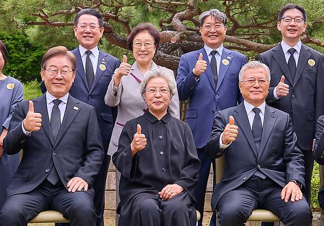 [김해=뉴시스] 조성우 기자 = 더불어민주당 이재명(앞줄 왼쪽) 대선 후보가 고(故) 노무현 전 대통령 16주기인 23일 경남 김해시 진영읍 봉하마을 노 전 대통령 사저에서 문재인 전 대통령과 권양숙 여사 등 참석자들과 기념촬영을 하고 있다. 앞줄 왼쪽부터 반 시계방향 이 후보, 권양숙 여사, 문재인 전 대통령, 김경수 총괄선대위원장, 이춘석 의원, 한명숙 전 총리, 김영록 전남도지사. (사진=더불어민주당 제공) 2025.05.23. photo@newsis.com *재판매 및 DB 금지