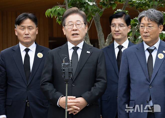 [김해=뉴시스] 조성우 기자 = 이재명 더불어민주당 대선후보가 고 노무현 전 대통령 16주기인 23일 경남 김해시 진영읍 봉하마을을 찾아 노 전 대통령 사저 앞에서 백브리핑을 하고 있다. (공동취재) 2025.05.23. photo@newsis.com