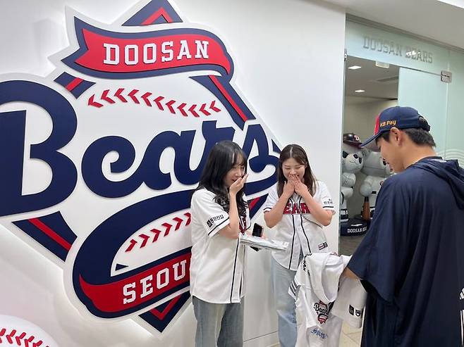 [서울=뉴시스] 프로야구 두산 베어스의 정수빈이 23일 잠실구장에서 열린 NC 다이노스와의 경기를 앞두고 자신의 1500안타 공을 잡아 돌려준 팬을 초청해 선물을 하고 있다. (사진 = 두산 베어스 제공) *재판매 및 DB 금지