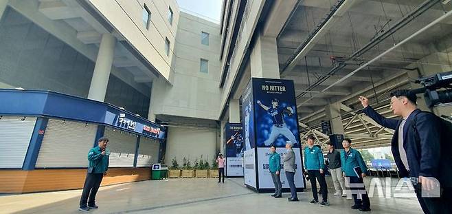 [창원=뉴시스] 강경국 기자 = 권희중 경남 창원시설공단 안전시설팀장이 19일 창원NC파크 마산구장 루버 추락 사고 현장에서 시설 보수 및 안전점검 완료 부분에 대해 첫 현장 브리핑을 하고 있다. 2025.05.19. kgkang@newsis.com