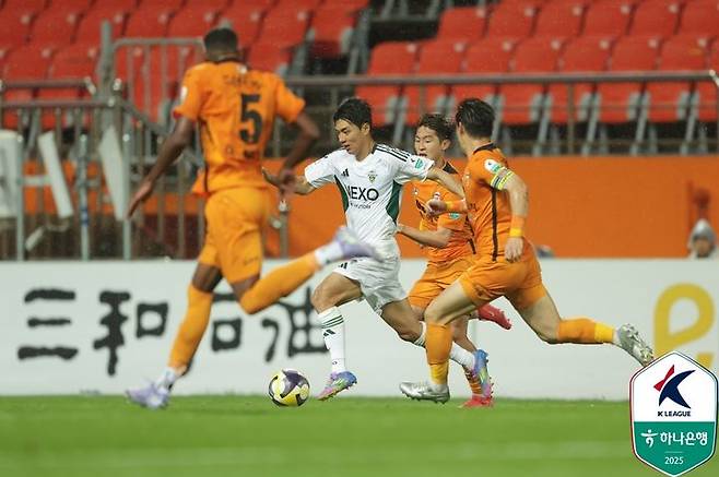 [서울=뉴시스]K리그1 전북 전진우가 드리블을 시도하고 있다. (사진=한국프로축구연맹 제공)