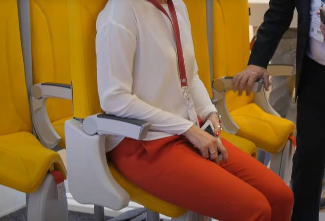 스카이라이더 2.0 에 착석한 체험자 [사진 출처 = 유튜브 'Aerospace Global News]