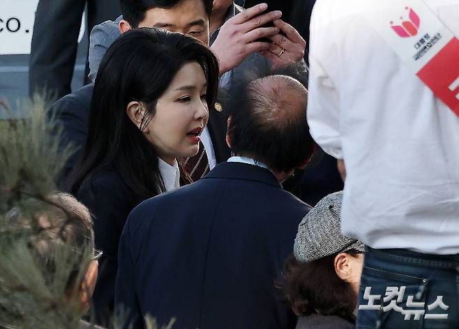 윤석열 전 대통령 부인 김건희 여사가 11일 한남동 관저를 퇴거해 사저인 서울 서초구 아크로비스타로 들어서고 있다. 황진환 기자