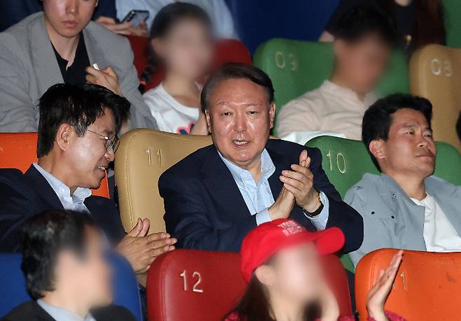 부정선거, 신의 작품인가' 관람 마친 윤석열     (서울=연합뉴스) 김도훈 기자 = 윤석열 전 대통령이 21일 서울 메가박스 동대문에서 영화 '부정선거, 신의 작품인가' 관람을 마친 뒤 박수를 치고 있다.     왼쪽부터 이영돈 PD, 윤 전 대통령, 전한길 전 한국사 강사. 2025.5.21 [공동취재]     superdoo82@yna.co.kr (끝)   <저작권자(c) 연합뉴스, 무단 전재-재배포, AI 학습 및 활용 금지> 연합뉴스