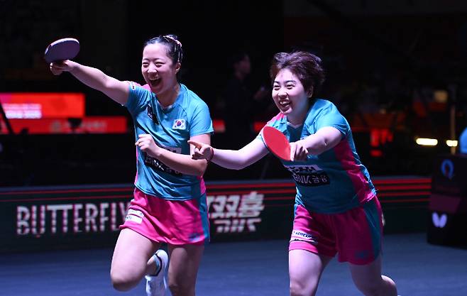 신유빈, 유한나가 22일 카타르 도하 루사일 아레나에서 열린 2025 국제탁구연맹(ITTF) 세계선수권대회 여자 복식 8강전에서 일본 오도 사츠키 - 요코이 사쿠라에 승리한 후 환호하고 있다. 사진공동취재단
