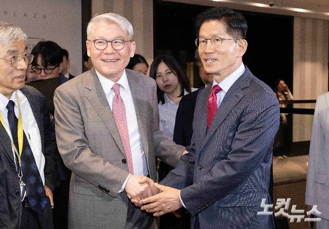 김문수(오른쪽) 국민의힘 대선 후보가 23일 오전 서울 중구 더 플라자 호텔에서 열린 2025년 제3회 국가와 민족을 위한 조찬기도회에 참석해 한기채 목사와 악수를 하고 있다. 박종민 기자