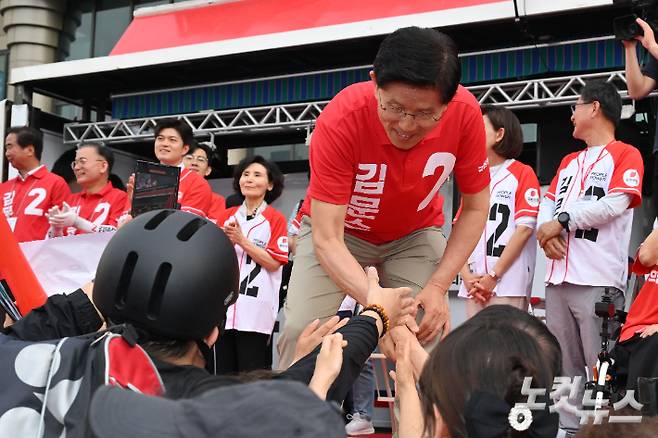 국민의힘 김문수 대통령 후보가 22일 경기도 부천역에서 집중유세를 하고 있다. 황진환 기자