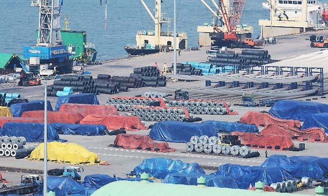 쌓여 있는 철강 제품. 연합뉴스