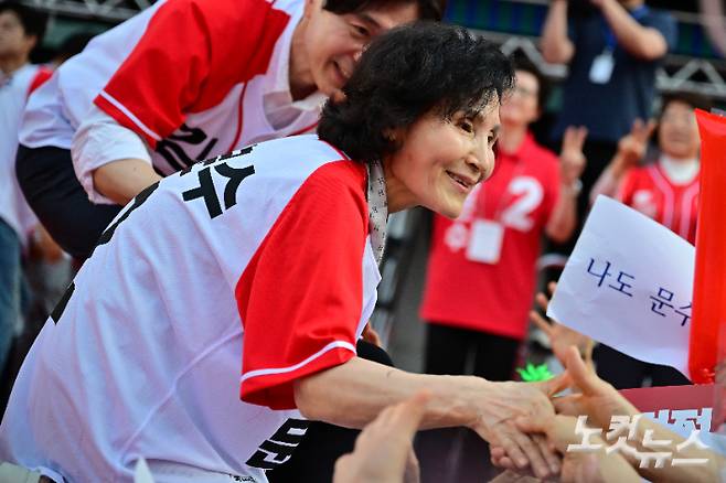 김문수 국민의힘 대선 후보의 배우자 설난영 여사가 22일 경기 부천시 부천역마루광장에서 열린 집중유세에서 시민들에게 지지를 호소하고 있다. 황진환 기자