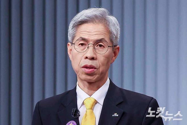 민주노동당 권영국 대선후보가 23일 서울 영등포구 여의도 KBS 스튜디오에서 열린 중앙선거방송토론위원회 주관 제21대 대통령선거 후보자 토론회에 앞서 준비를 하고 있다. 국회사진기자단