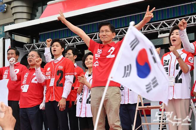 국민의힘 김문수 대통령 후보가 22일 경기도 부천역에서 집중유세를 하고 있다. 황진환 기자