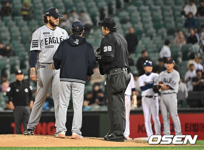 [OSEN=울산, 이석우 기자] 22일 울산 문수야구장에서 2025 신한 SOL 뱅크 KBO 리그 NC 다이노스와 한화 이글스의 경기가 열렸다. 홈팀 NC는 김녹원이, 방문팀 한화는 폰세가 선발로 나섰다.한화 이글스 폰세가 3회말 무사 1루 NC 다이노스 손아섭 타석때 구명환 주심과 얘기하고 있다. 2025.05.22 / foto0307@osen.co.kr