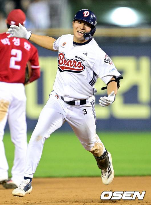 [OSEN=잠실, 조은정 기자]22일 오후 서울 잠실구장에서 2025 신한 SOL Bank KBO리그 두산 베어스와 SSG 랜더스의 경기가 열렸다.이날 두산은 홍민규를, SSG은 김광현을 선발로 내세웠다.8회말 2사 만루 두산 임종성이 역전 우월 그랜드 슬램을 날린 뒤 베이스를 돌고 있다. 2025.05.22 /cej@osen.co.kr