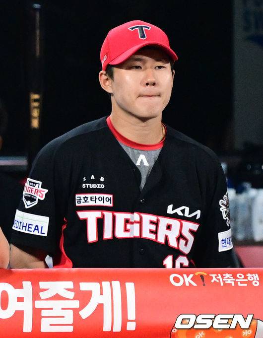 [OSEN=수원, 조은정 기자]KT가 고영표의 퀄리티스타트 플러스 명품투를 앞세워 5할 승률을 회복했다. 1회말 발생한 KIA 최원준의 포구 실책에 양 팀의 희비가 엇갈렸다.프로야구 KT 위즈는 21일 수원KT위즈파크에서 열린 2025 신한 SOL뱅크 KBO리그 KIA 타이거즈와의 시즌 5차전에서 3-1로 승리했다.&nbsp;9회초 KIA 최원준이 경기를 지켜보고 있다. 2025.05.21 /cej@osen.co.kr