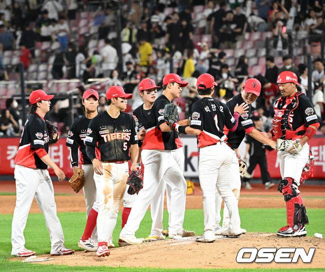 [OSEN=수원, 이대선 기자] 프로야구 KIA 타이거즈는 22일 수원KT위즈파크에서 열린 2025 신한 SOL뱅크 KBO리그 KT 위즈와의 시즌 6차전에서 8-3으로 승리했다.&nbsp;KIA는 최근 2연패, 원정 4연패에서 탈출하며 시즌 23승 24패를 기록했다. 주중 3연전 스윕패 위기에서 탈출했다. 반면 3연승에 실패한 KT는 하루 만에 5할 승률이 무너졌다. 23승 3무 24패. 동시에 목요일 6연패에 빠졌다.경기 후 KIA 선수들이 승리의 기쁨을 나누고 있다. 2025.05.22 /