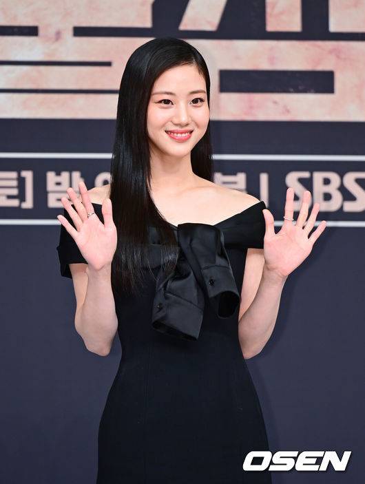 [OSEN=김성락 기자] 21일 오후 서울 양천구 목동 SBS에서 SBS&nbsp;금토드라마 '보물섬' 오프라인 제작발표회가 열렸다. 이날 행사에는 배우 박형식, 허준호, 이해영, 홍화연, 진창규 감독이 참석했다. 배우 홍화연이 포토타임을 갖고 있다. 2025.02.21 / ksl0919@osen.co.kr