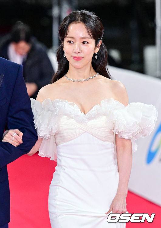 [OSEN=조은정 기자]제45회 청룡영화상 시상식 레드카펫 행사가 29일 오후 서울 영등포구 KBS홀 인근에서 진행됐다.지난해까지 ‘청룡영화상’의 MC로 활약했던 김혜수는 1993년 제14회 청룡영화상 시상식부터 진행을 맡았으며, 딱 30년이 되는 지난해 시상식을 끝으로 자리에서 물러났다.&nbsp;이후 김혜수의 왕관을 누가 물려받을 지 관심이 모아졌는데 후임은 평소 김혜수와 절친사이로 알려진 한지민으로 발탁됐다.배우 한지민이 레드카펫을 밟고 있다. 2024.11.29 /cej@osen.co.kr