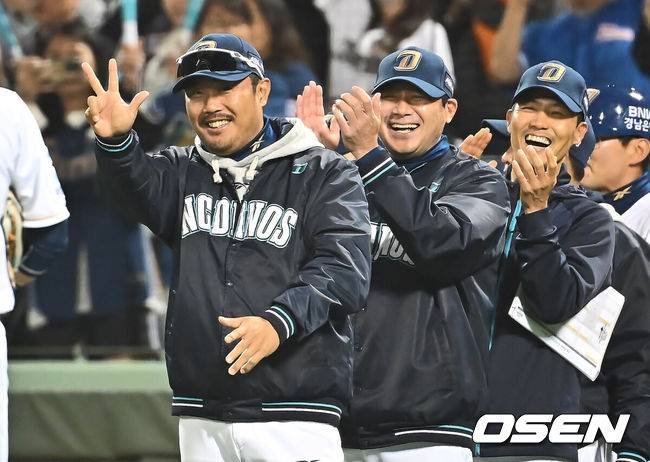 [OSEN=울산, 이석우 기자] 22일 울산 문수야구장에서 2025 신한 SOL 뱅크 KBO 리그 NC 다이노스와 한화 이글스의 경기가 열렸다. 홈팀 NC는 김녹원이, 방문팀 한화는 폰세가 선발로 나섰다.NC 다이노스 이호준 감독과 코치들이 한화 이글스에 4-3으로 승리한 후 선수들에게 축하를 하고 있다. 2025.05.22 / foto0307@osen.co.kr