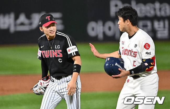 [OSEN=부산, 이석우 기자] 20일 부산 사직야구장에서 2025 신한 SOL 뱅크 KBO 리그 롯데 자이언츠와 LG 트윈스의 경기가 열렸다. 홈팀 롯데는 윤성빈, 방문팀 LG는 송승기가 선발 출전했다.롯데 자이언츠 전준우가 경기 후 LG 트윈스 박해민에게 무언가를 얘기하고 있다. 2025.05.20 / foto0307@osen.co.kr