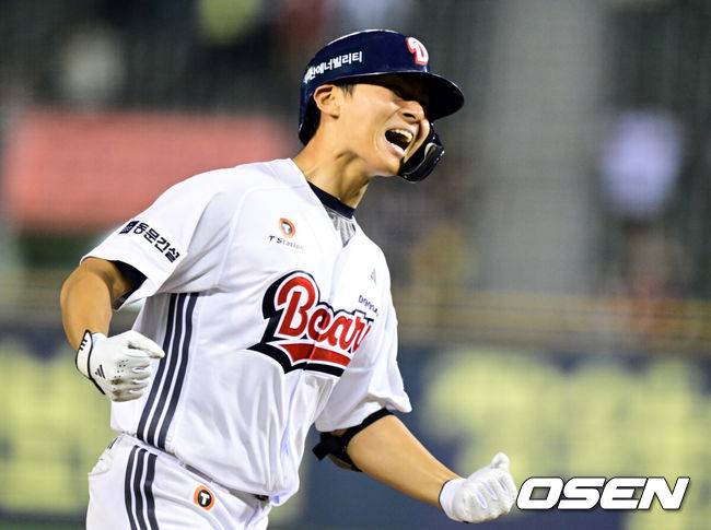 [OSEN=잠실, 조은정 기자]22일 오후 서울 잠실구장에서 2025 신한 SOL Bank KBO리그 두산 베어스와 SSG 랜더스의 경기가 열렸다.이날 두산은 홍민규를, SSG은 김광현을 선발로 내세웠다.8회말 2사 만루 두산 임종성이 역전 우월 그랜드 슬램을 때려낸 뒤 베이스를 돌고 있다. 2025.05.22 /cej@osen.co.kr