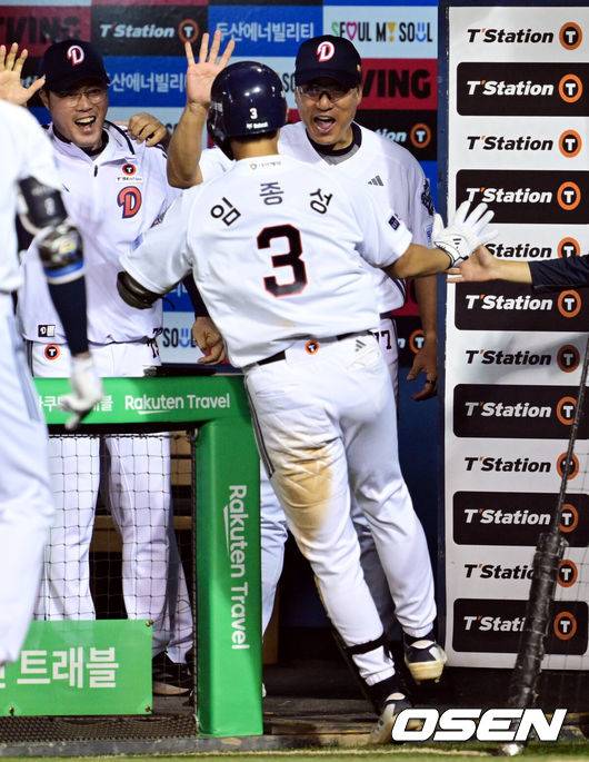 [OSEN=잠실, 조은정 기자]22일 오후 서울 잠실구장에서 2025 신한 SOL Bank KBO리그 두산 베어스와 SSG 랜더스의 경기가 열렸다.이날 두산은 홍민규를, SSG은 김광현을 선발로 내세웠다.8회말 2사 만루 두산 임종성이 역전 우월 그랜드 슬램을 날린 뒤 이승엽 감독의 축하를 받고 있다. 2025.05.22 /cej@osen.co.kr