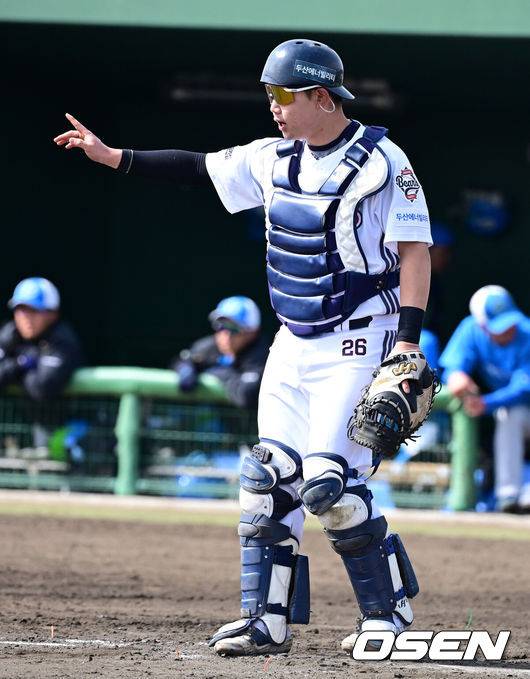 [OSEN=미야자키(일본), 지형준 기자]&nbsp;21일 일본 미야자키 기요타케 스포츠파크 2구장에서 두산 베어스가 일본 실업팀 세가사미와 스프링캠프 첫 연습경기를 가졌다. 이날 경기에서 두산은 1-8로 완패했다.두산 박민준이 야수진을 향해 손짓하고 있다. 2025.02.21 /jpnews@osen.co.kr