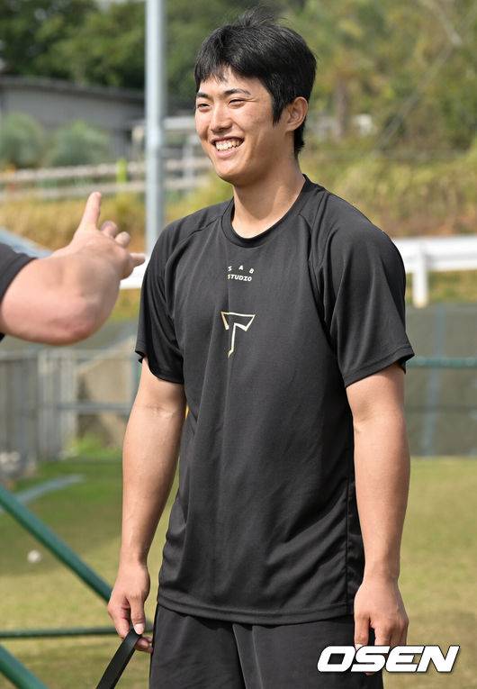 [OSEN=오키나와(일본), 조은정 기자]3일 일본 오키나와 킨 스타디움에서 KIA 타이거즈와 KT 위즈의 연습경기가 열린다.이날 KIA는 양현종, KT는 소형준이 선발 마운드에 오른다.KIA 이의리가 네일을 향해 미소를 짓고 있다. 2025.03.03 /cej@osen.co.kr