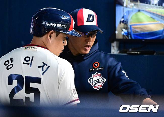 [OSEN=잠실, 지형준 기자] 23일 오후 서울 잠실구장에서 2025 신한 SOL Bank KBO리그 두산 베어스와 NC 다이노스의 경기가 열렸다.이날 두산은 콜어빈, NC는 로건 앨런을 선발로 내세웠다.5회말 1사 1,3루에서 두산 양의지가 희생플라이로 선제 타점을 올리고 이승엽 감독과 이야기를 나누고 있다. 2025.05.23 /jpnews@osen.co.kr
