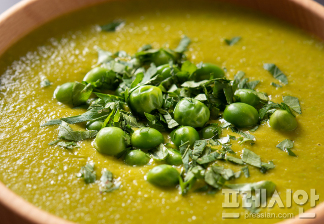 ▲ 버터로 부드더운 맛을 더한 완두콩 수프 위에 알알이 올린 햇완두와 허브가 봄의 풋내음을 더한다. ⓒ프레시안(문상윤)