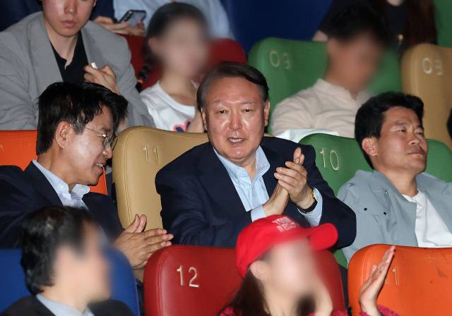 ▲윤석열 전 대통령이 지난 21일 서울 메가박스 동대문에서 영화 '부정선거, 신의 작품인가' 관람을 마친 뒤 박수를 치고 있다. 왼쪽부터 이영돈 PD, 윤 전 대통령, 전한길 전 한국사 강사. ⓒ연합뉴스