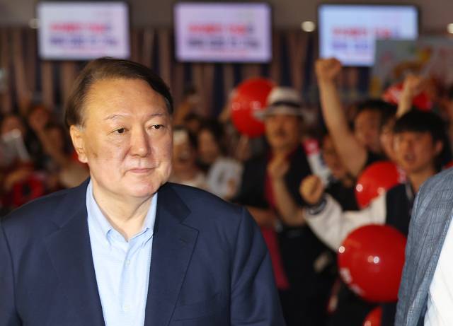 ▲윤석열 전 대통령이 21일 서울 메가박스 동대문에서 이영돈 PD가 제작한 다큐멘터리 영화 '부정선거, 신의 작품인가'를 관람하기 위해 상영관으로 향하고 있다. ⓒ연합뉴스