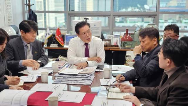 ▲송석준 의원이 이천지역 현안과 관련해 민원을 청취하고 있다. ⓒ 의원실