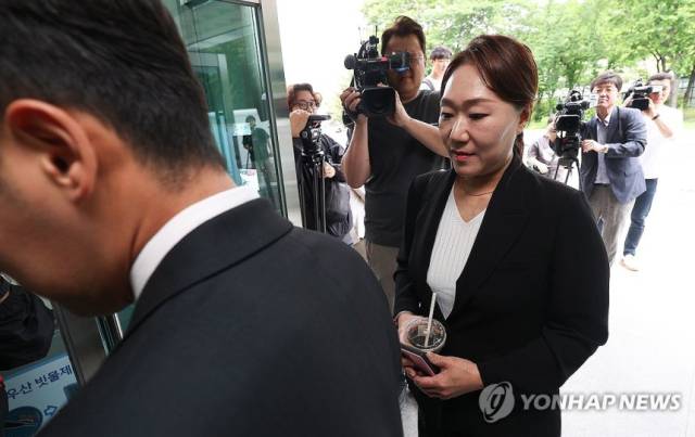 ▲ '명태균 여론조사비 대납 의혹'과 관련해 홍준표 전 대구시장 관련 폭로를 이어오고 있는 강혜경 전 미래한국연구소 부소장이 23일 대구 수성구 대구경찰청에 참고인 조사를 받기 위해 출석하고 있다. ⓒ 연합뉴스