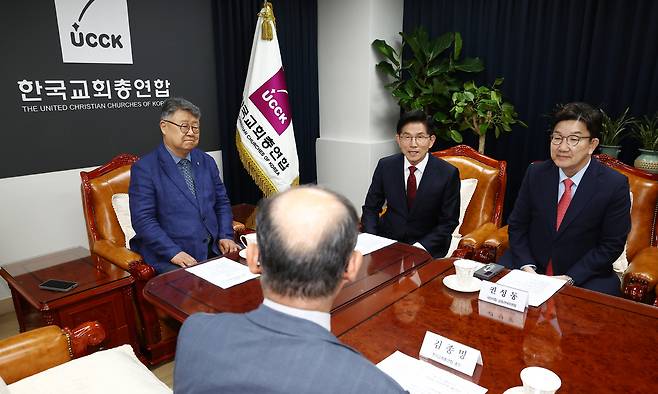 국민의힘 김문수 대선 후보가 19일 서울 종로구 한국기독교회관을 방문, 김종혁 한국교회총연합 대표회장과 대화를 나누고 있다.공동취재